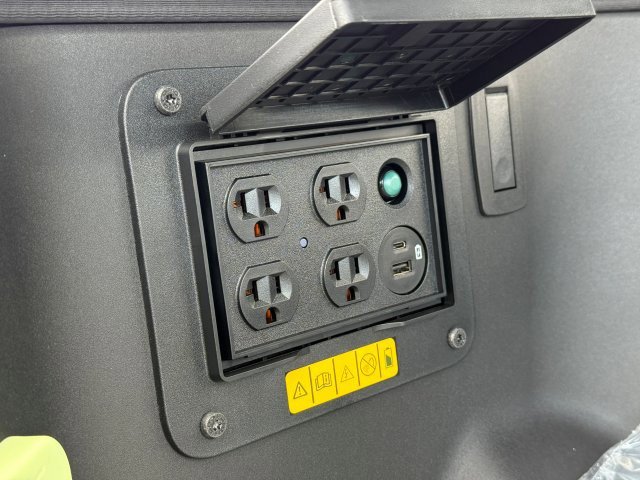 2025 Ford F-150 Lightning photo 4