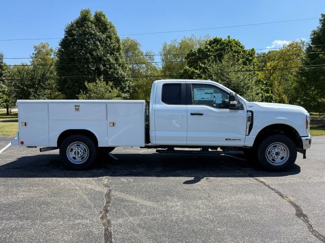 2025 Ford F-350 Super Duty Chassis Cab XL - Photo 9