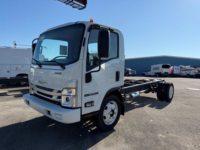 2025 Isuzu NPR photo 2
