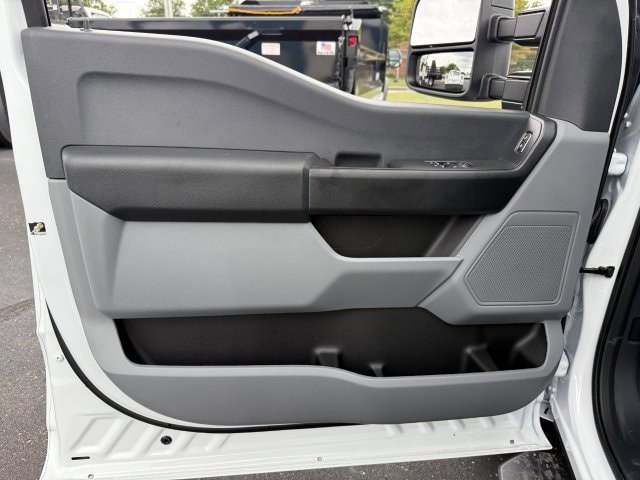 2025 Ford F-350 Super Duty Chassis Cab XL - Photo 11
