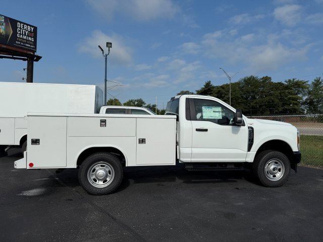 2025 Ford F-350 Super Duty Chassis Cab XLT - Photo 9