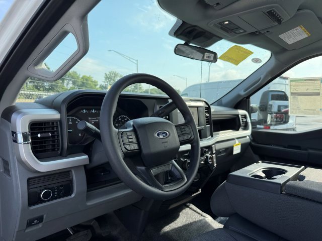 2025 Ford F-350 Super Duty Chassis Cab XLT - Photo 15
