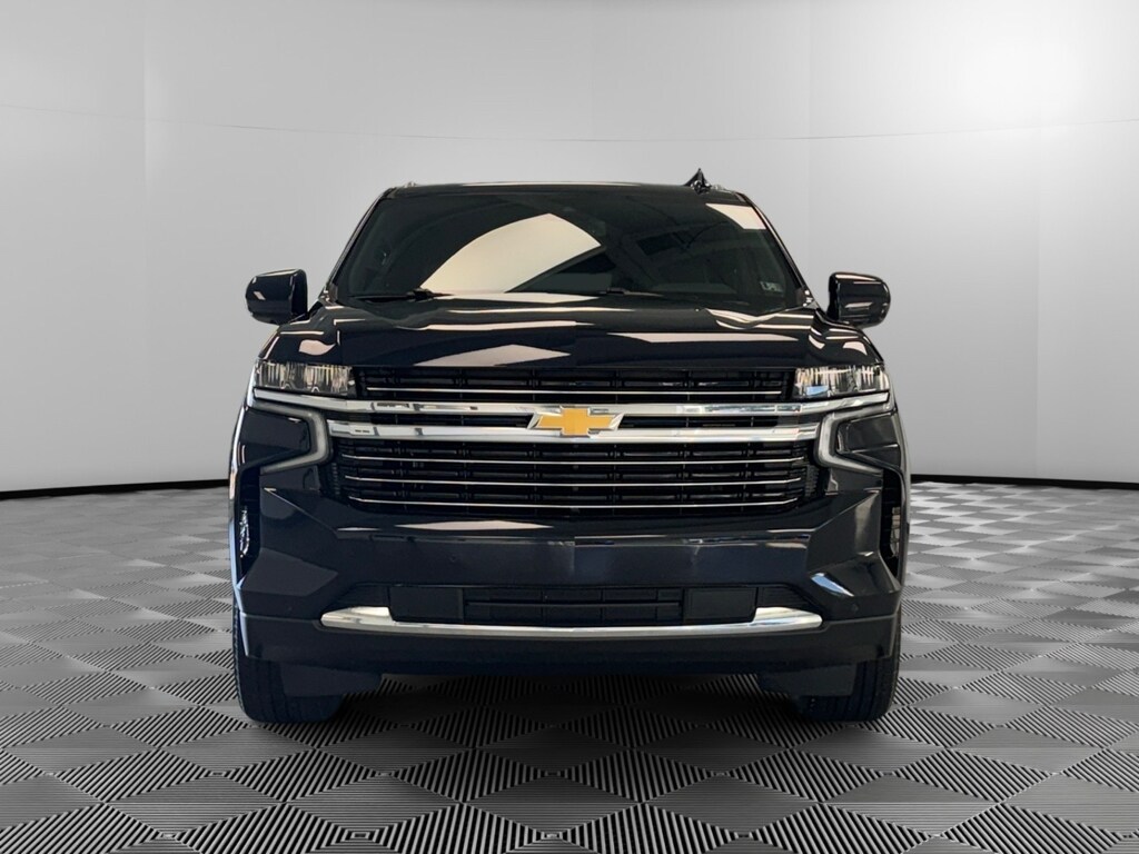 2024 Chevrolet Suburban 1500 LT photo 2