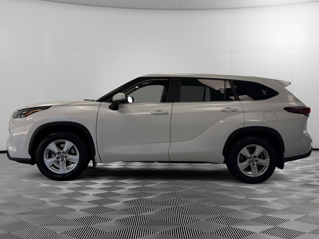 2024 Toyota Highlander LE photo 4