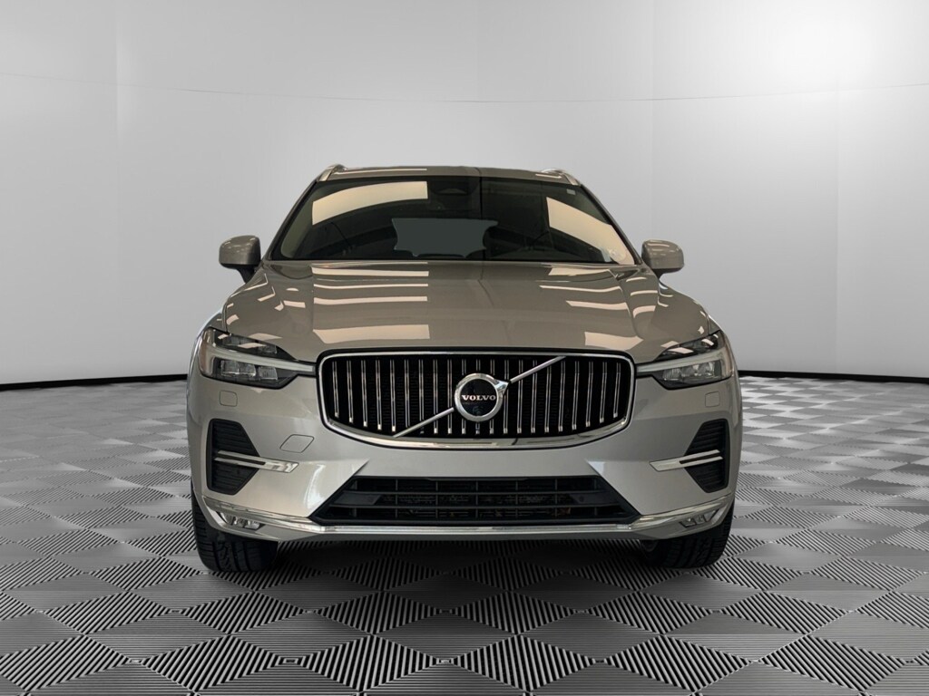 2023 Volvo XC60 B5 Plus photo 2