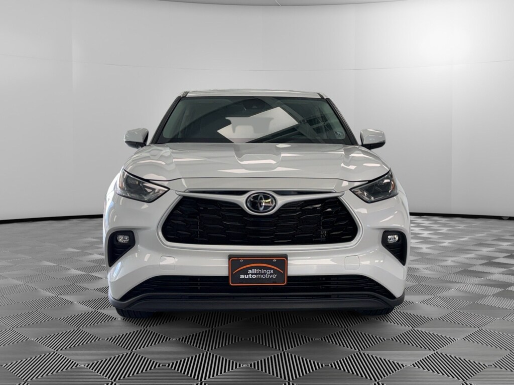 2024 Toyota Highlander LE photo 2