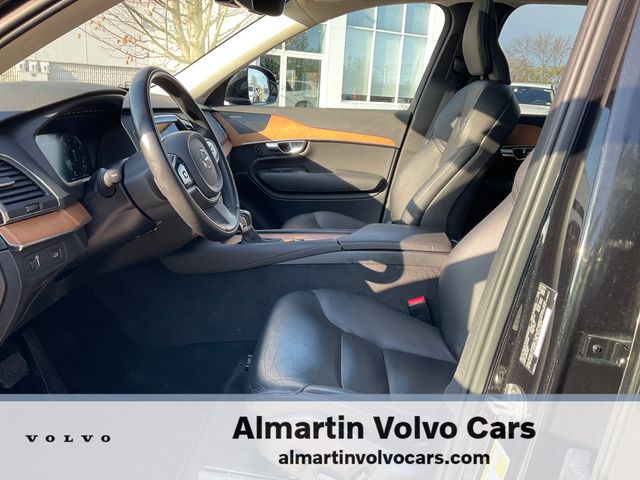 2022 Volvo XC90 T6 Momentum photo 2