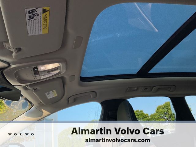 2023 Volvo XC60 B5 Plus photo 2