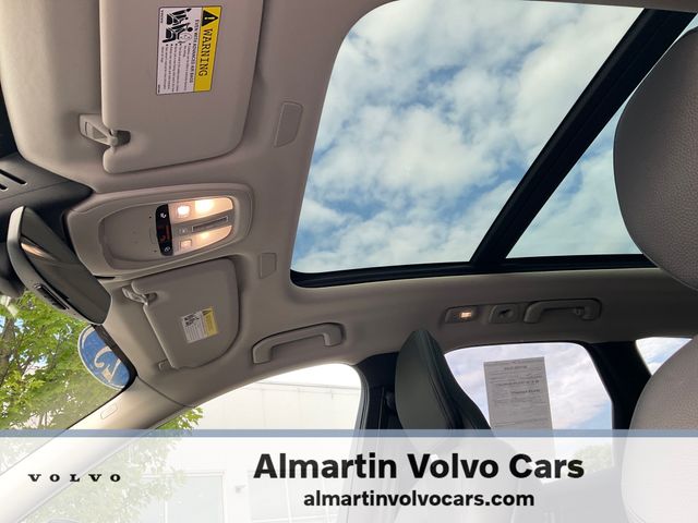2025 Volvo XC60 B5 Plus photo 2