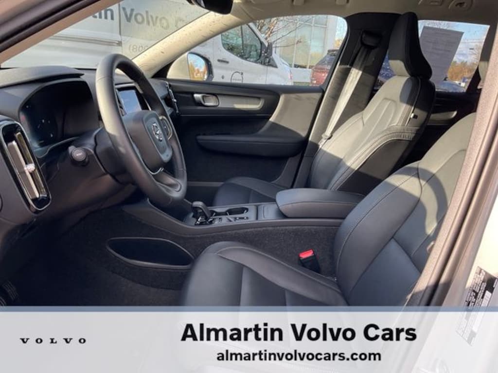 Certified 2025 Volvo XC40 B5 Core Bright Theme SUV