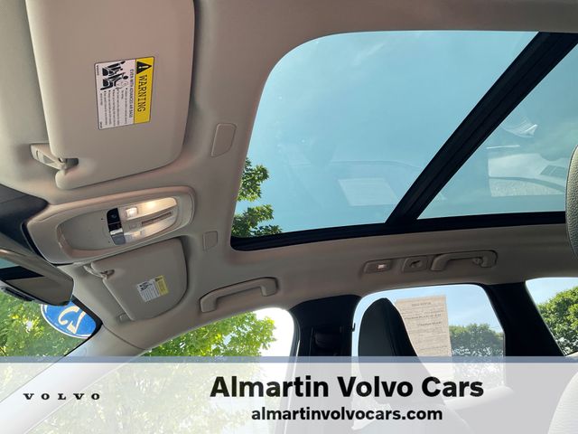 2025 Volvo XC60 B5 Plus photo 2