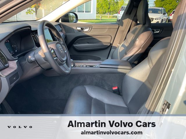 2023 Volvo XC60 B5 Plus photo 3