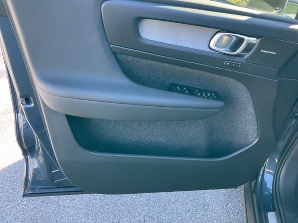 New 2026 Volvo XC40 B5 Ultra SUV