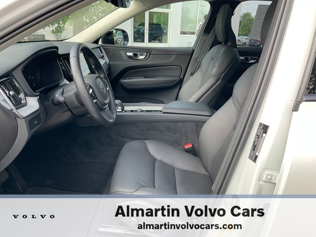 2025 Volvo XC60 B5 Plus photo 3