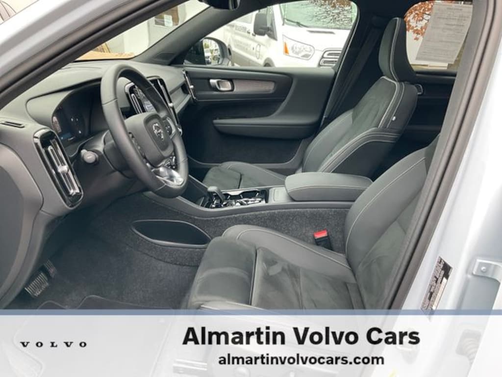 Certified 2025 Volvo XC40 B5 Plus Dark Theme SUV