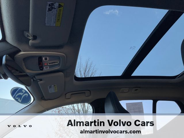 2025 Volvo XC40 Core photo 2