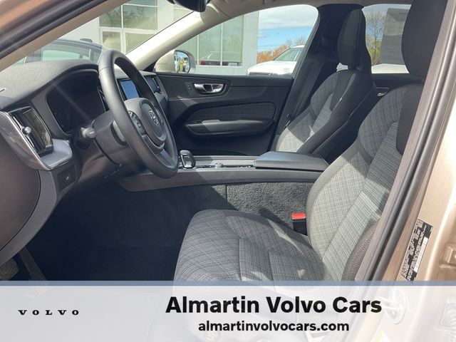 2023 Volvo XC60 B5 Core photo 3