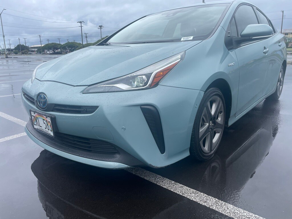 2021 Toyota Prius L photo 2