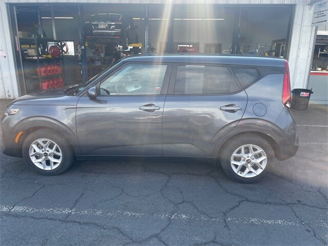 2022 Kia Soul LX photo 2