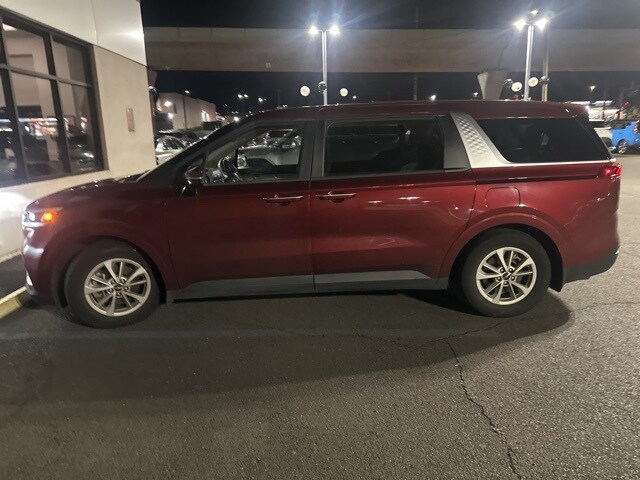 2022 Kia Carnival LXS photo 3