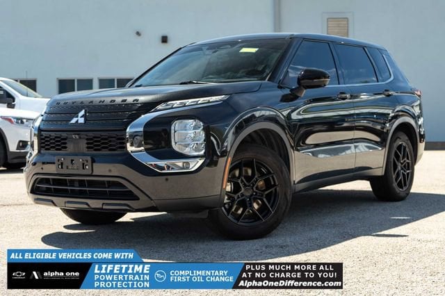 2023 Mitsubishi Outlander SE Black Edition 2WD's photo