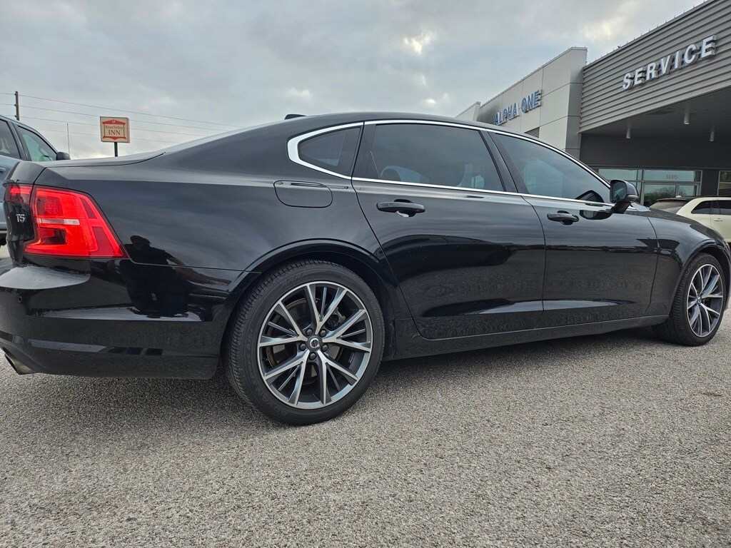 2018 Volvo S90 T5 Momentum photo 2