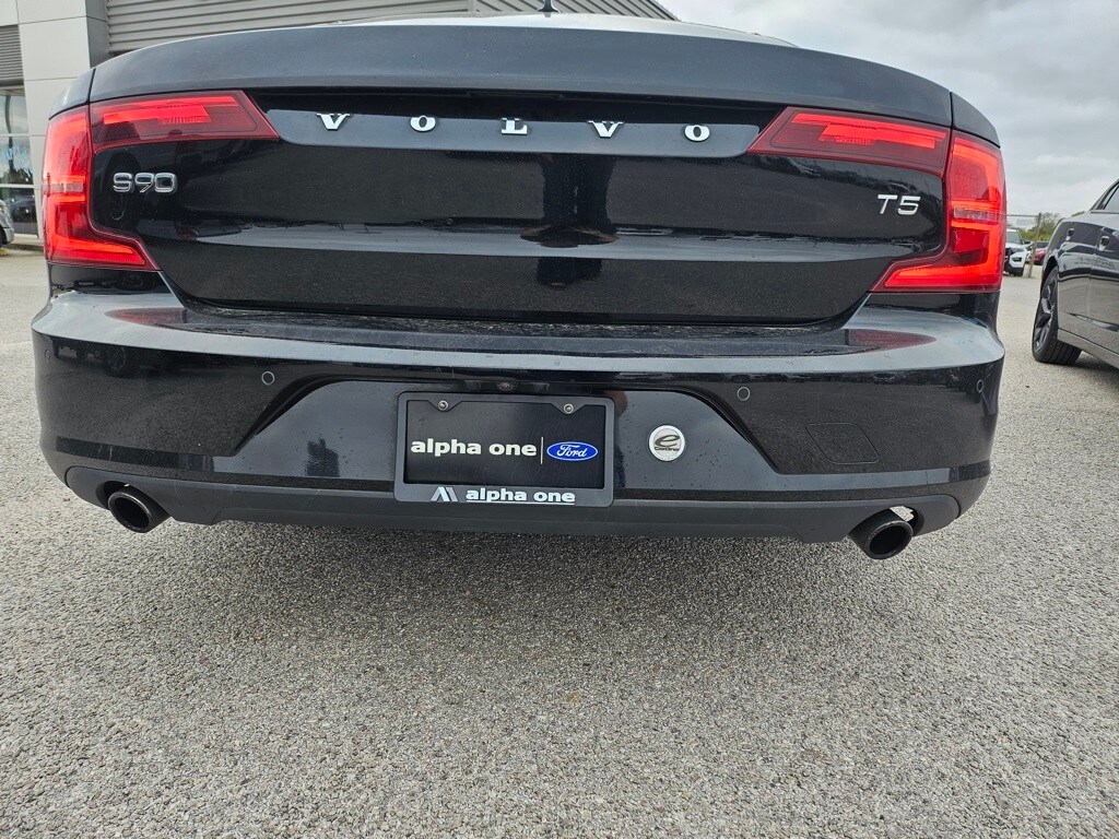 2018 Volvo S90 T5 Momentum photo 3