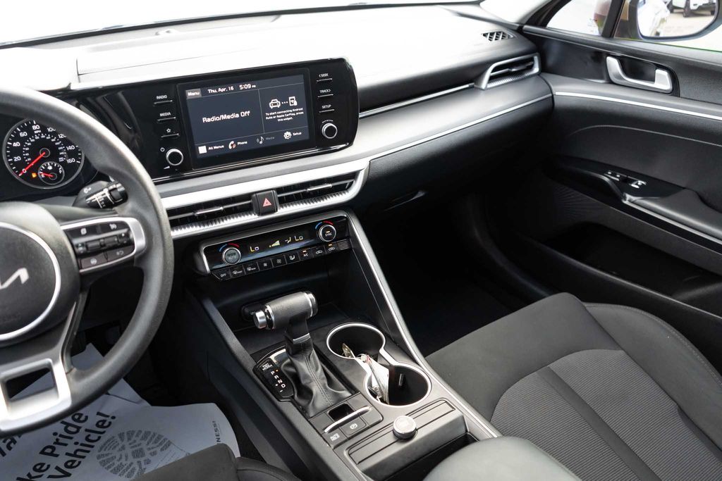 2022 Kia K5 LXS - Photo 17