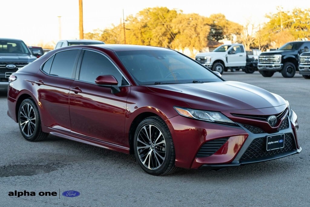 Used 2018 Toyota Camry SE with VIN 4T1B11HK2JU605158 for sale in La Grange, TX