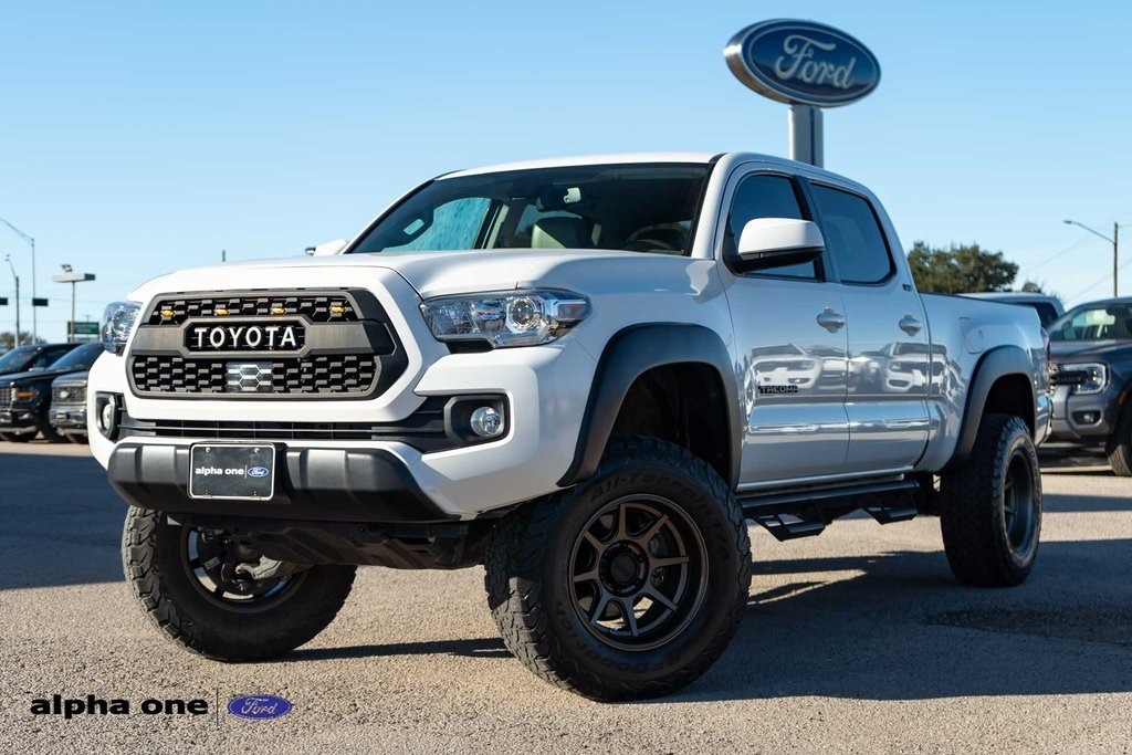 2022 Toyota Tacoma SR5's photo