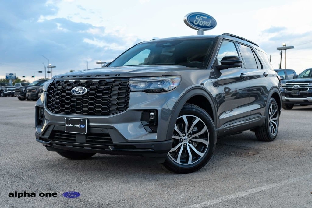 2025 Ford Explorer ST-LINE's photo