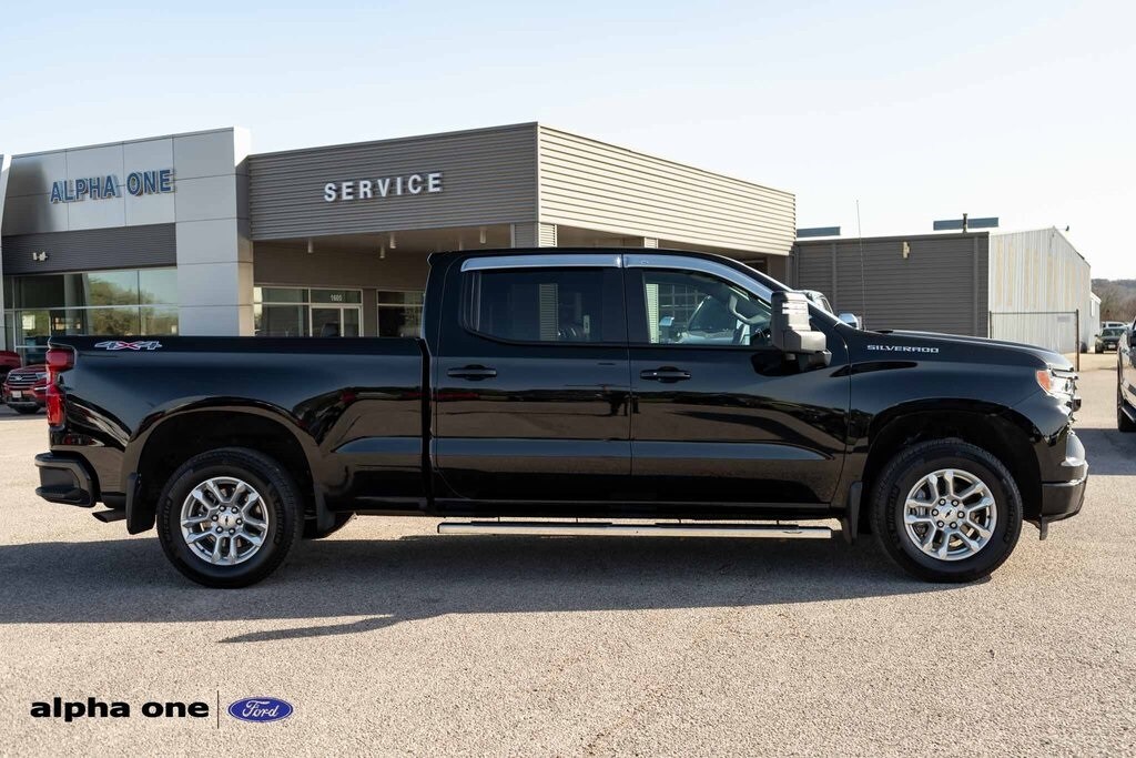 2024 Chevrolet Silverado 1500 RST photo 4