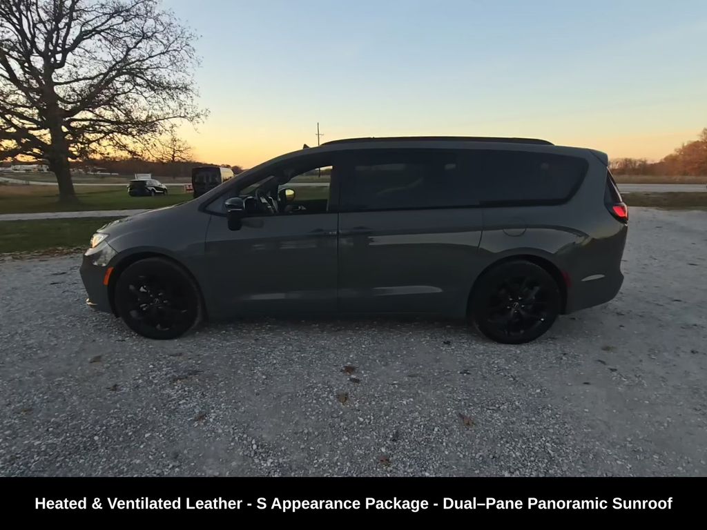 2025 Chrysler Pacifica Limited's photo
