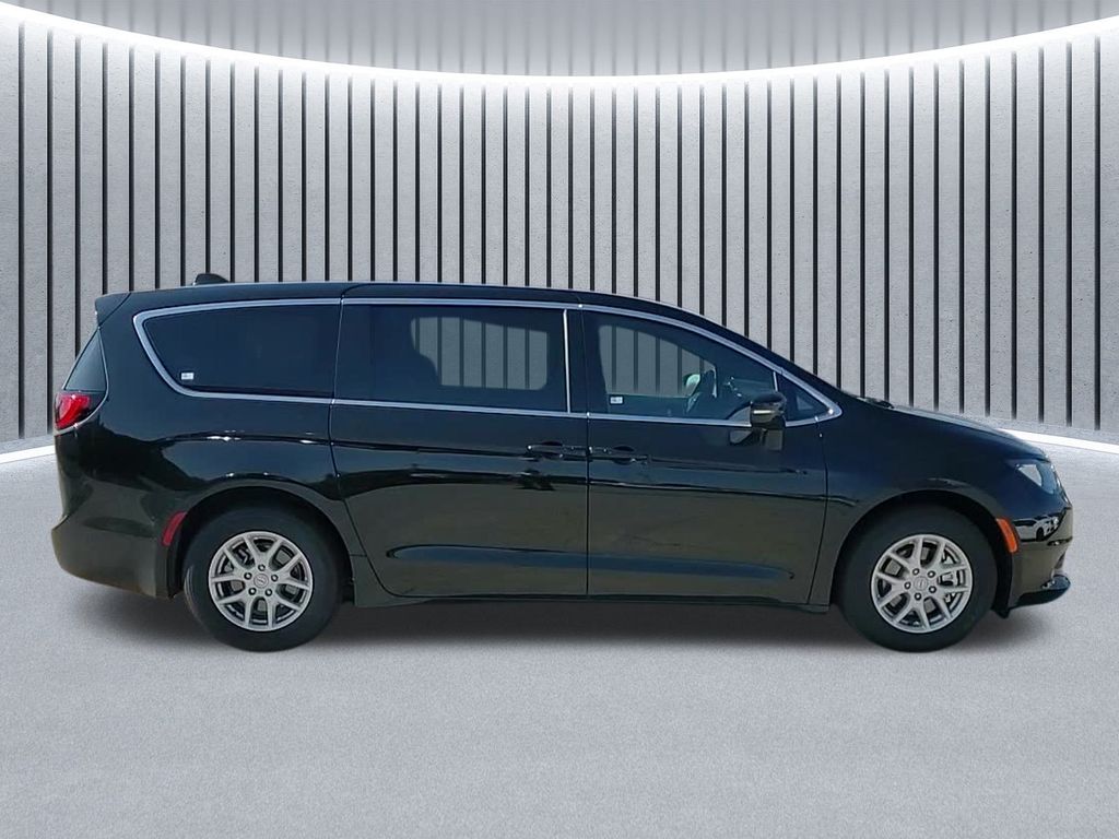 2025 Chrysler Voyager LX photo 4