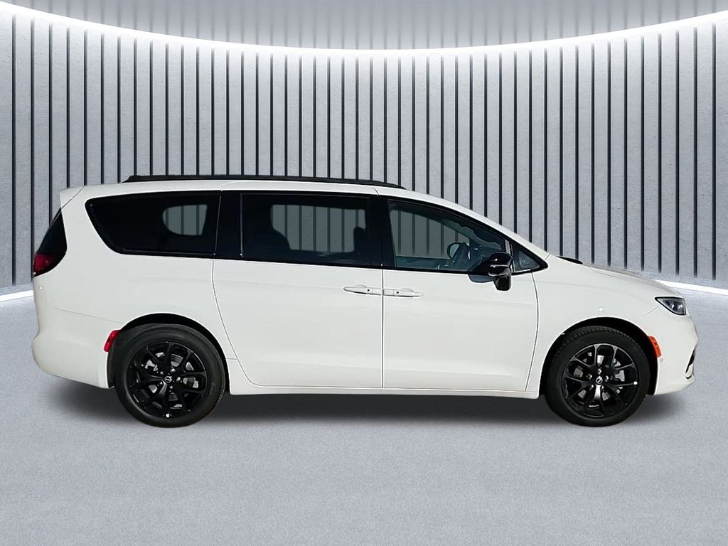 2026 Chrysler Pacifica Limited photo 4