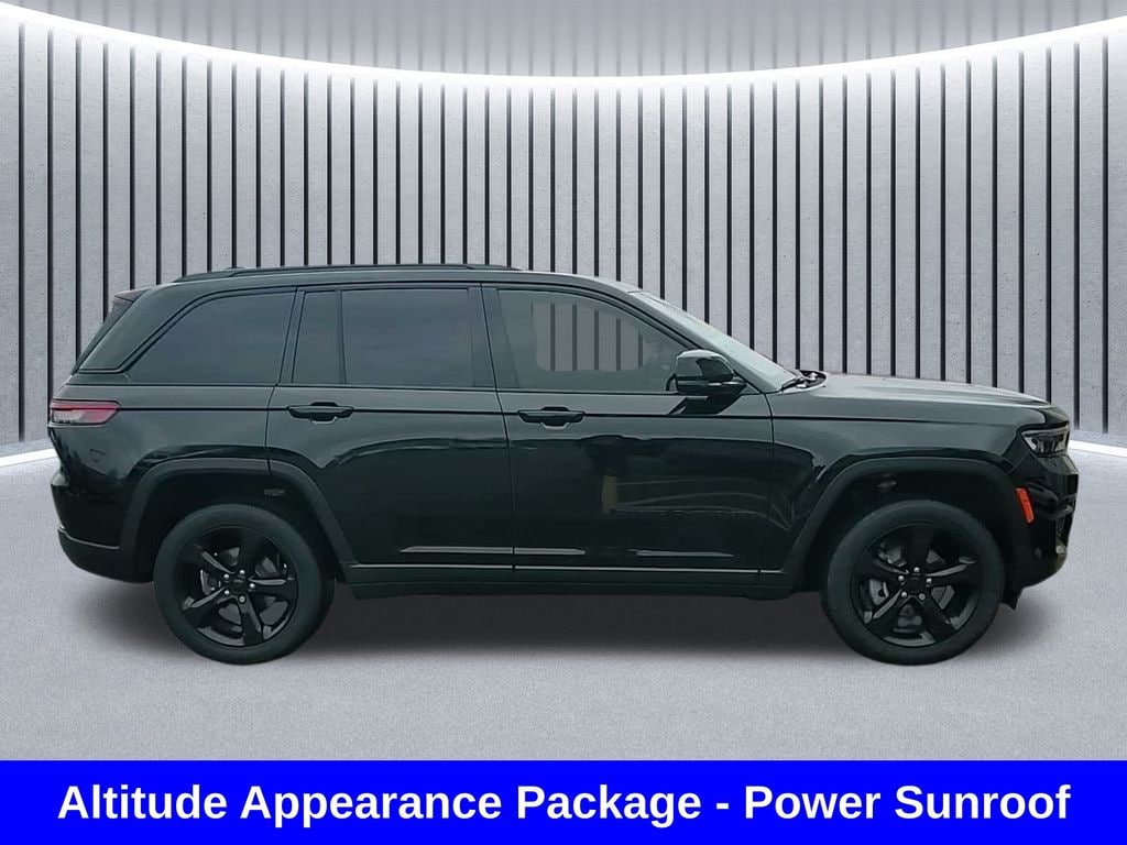 Used 2022 Jeep Grand Cherokee Laredo SUV