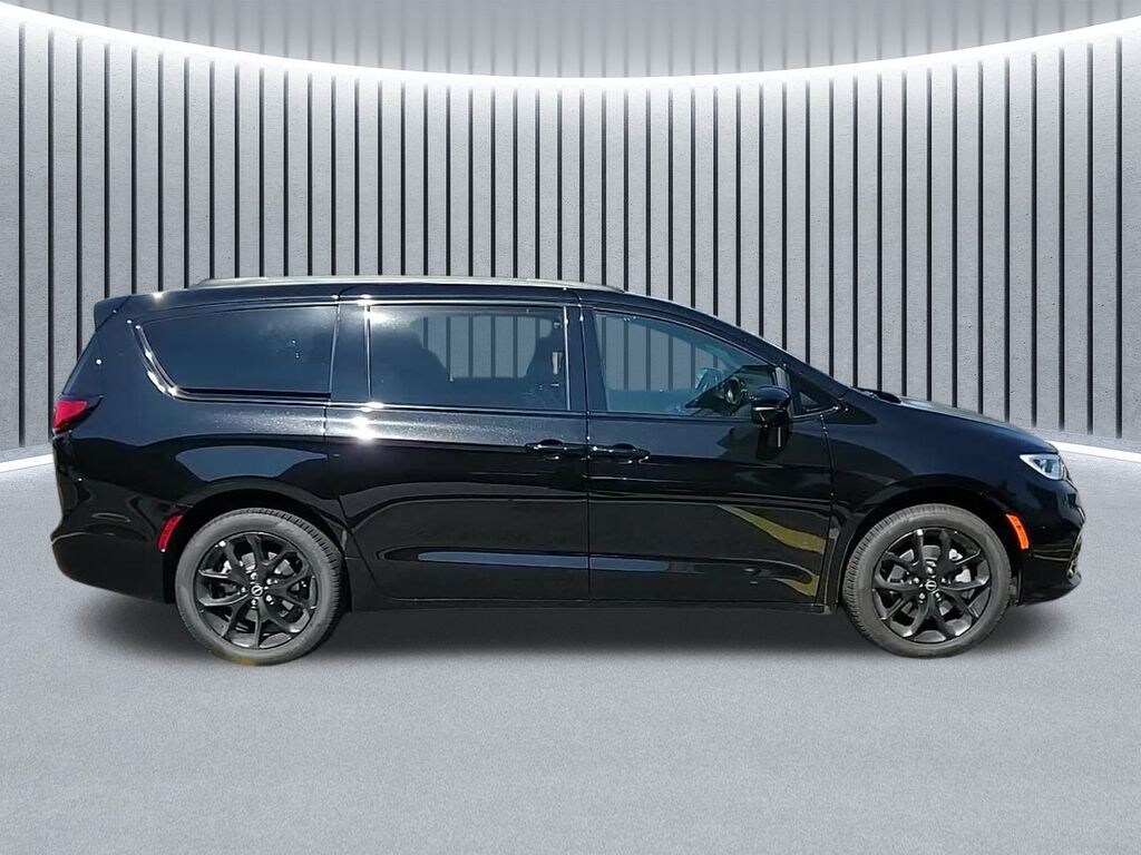 New 2026 Chrysler Pacifica LIMITED AWD Passenger Van