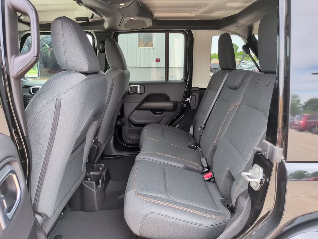 2025 Jeep Wrangler 4-Door Sahara - Photo 10