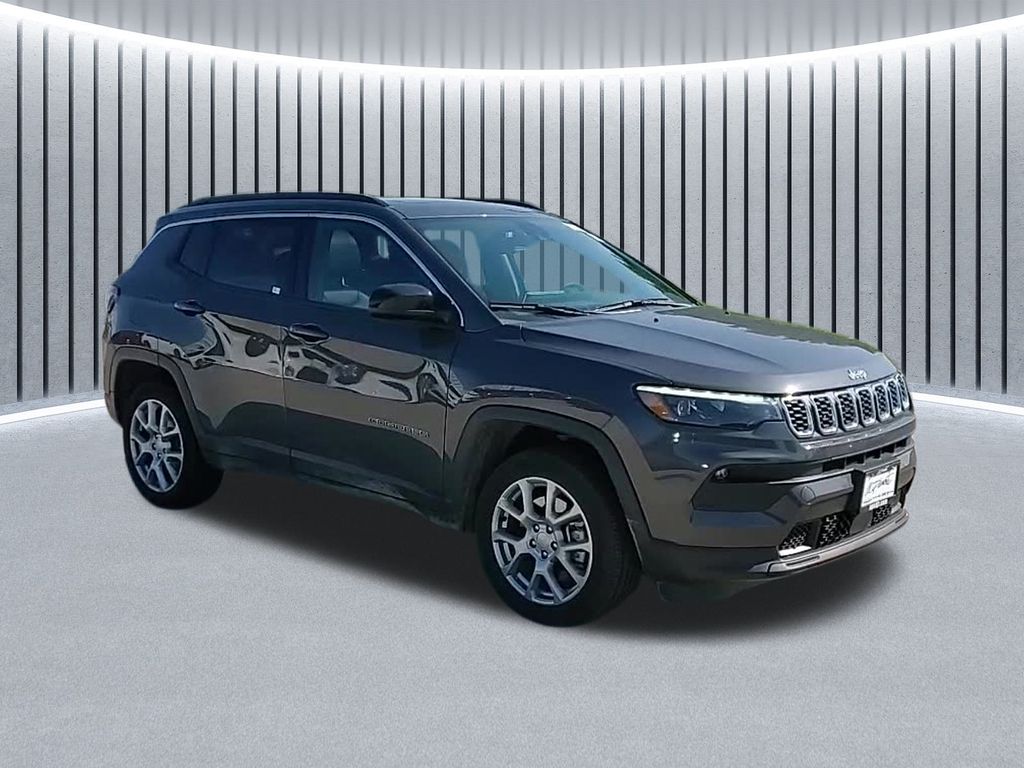 2024 Jeep Compass Latitude Lux photo 3