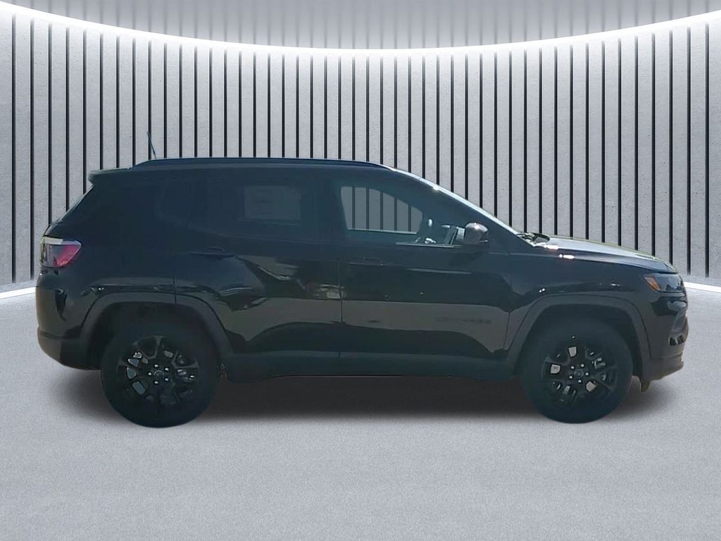 2025 Jeep Compass Latitude Altitude Special Edition photo 3