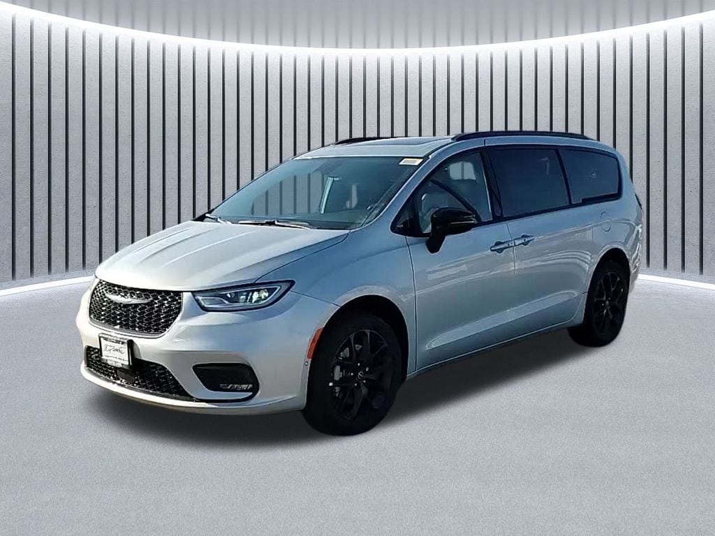 2026 Chrysler Pacifica Limited's photo