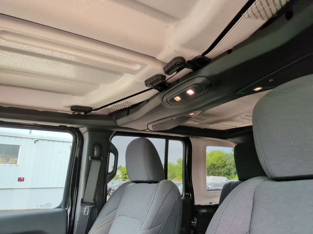 2025 Jeep Wrangler 4-Door Sahara - Photo 25