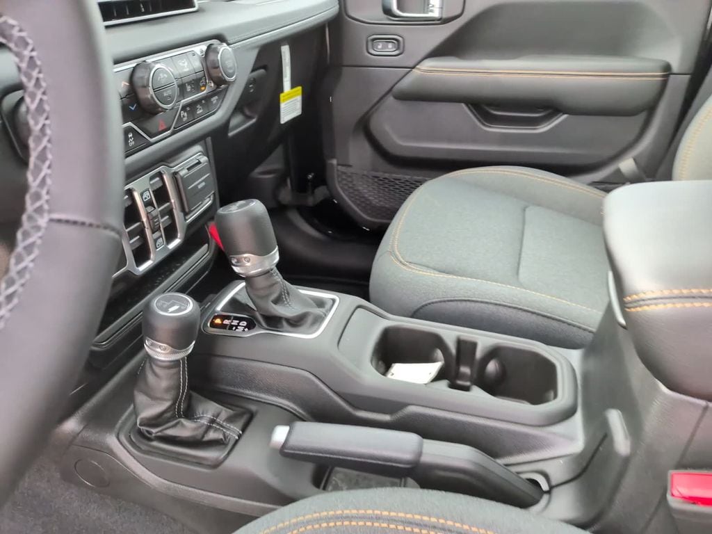2025 Jeep Wrangler 4-Door Sahara - Photo 23