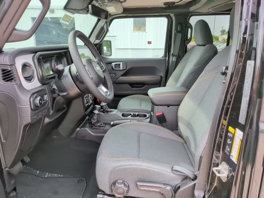 2025 Jeep Wrangler 4-Door Sahara - Photo 14