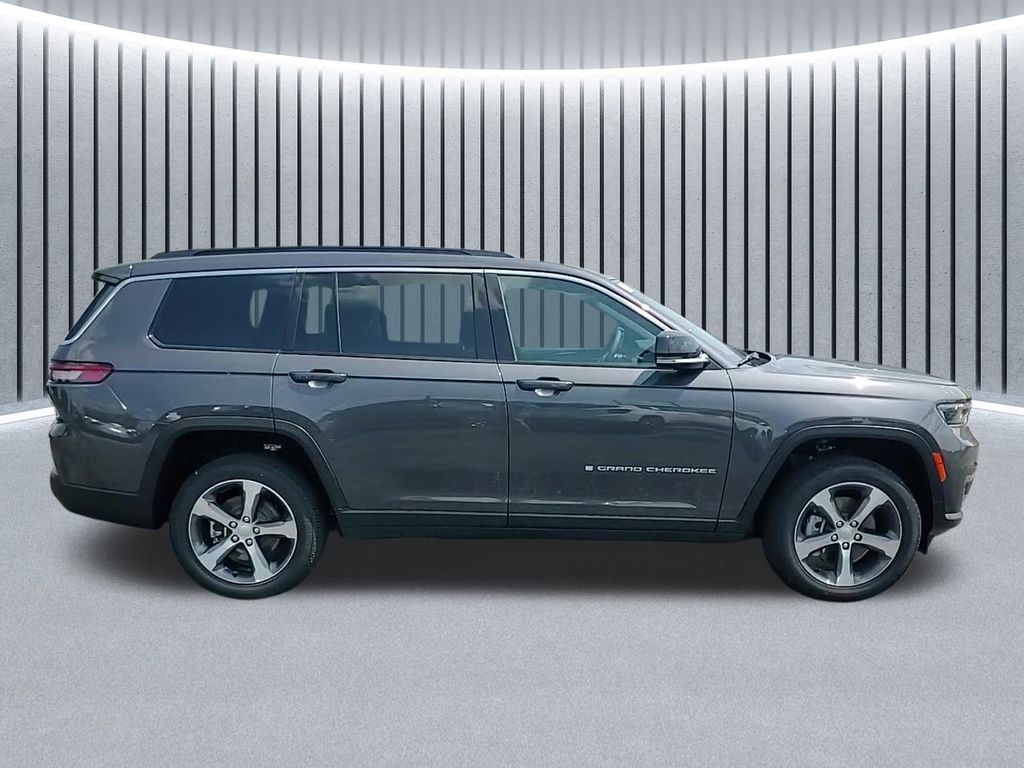 2025 Jeep Grand Cherokee Limited photo 2