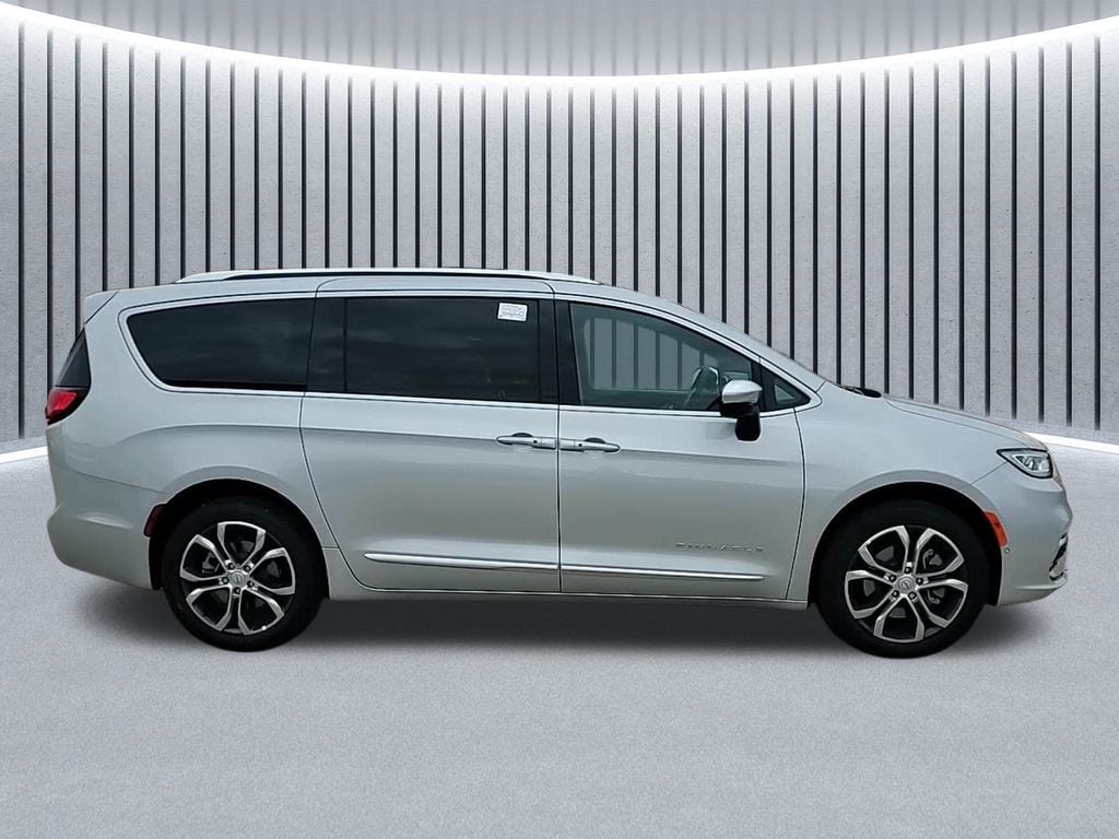 New 2026 Chrysler Pacifica PINNACLE AWD Passenger Van