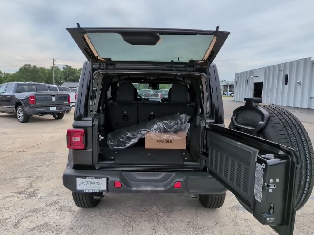 2025 Jeep Wrangler 4-Door Sahara - Photo 12