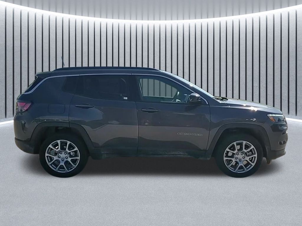 2024 Jeep Compass Latitude Lux photo 4