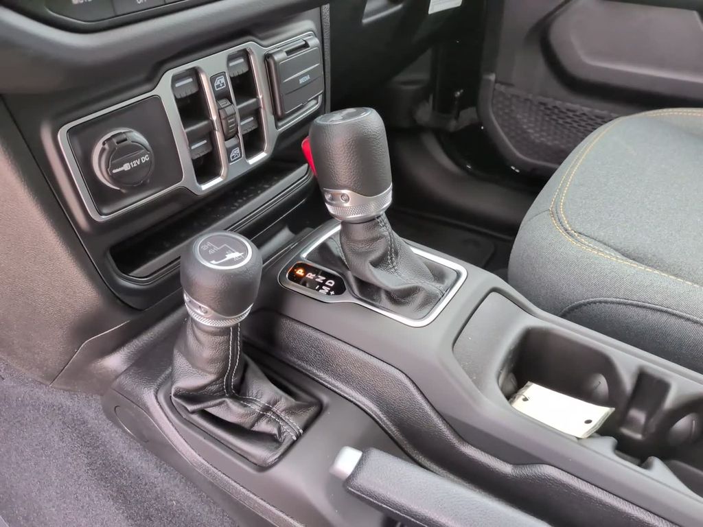 2025 Jeep Wrangler 4-Door Sahara - Photo 22