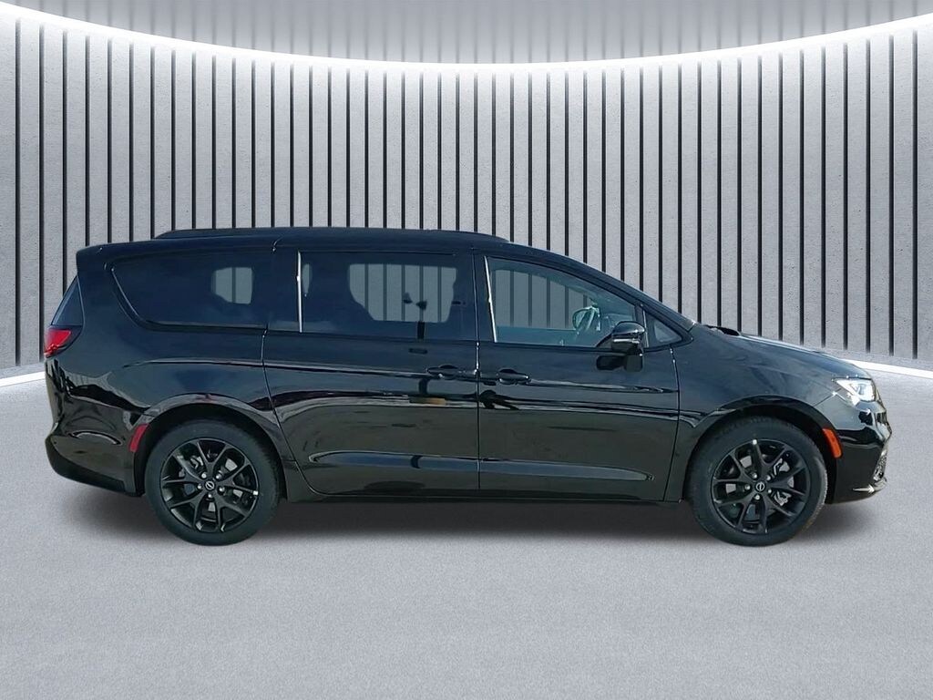 New 2026 Chrysler Pacifica SELECT AWD Passenger Van